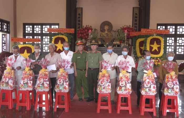 Công an Sóc Trăng tặng quà cho hộ chính sách, hộ có hoàn cảnh khó khăn 