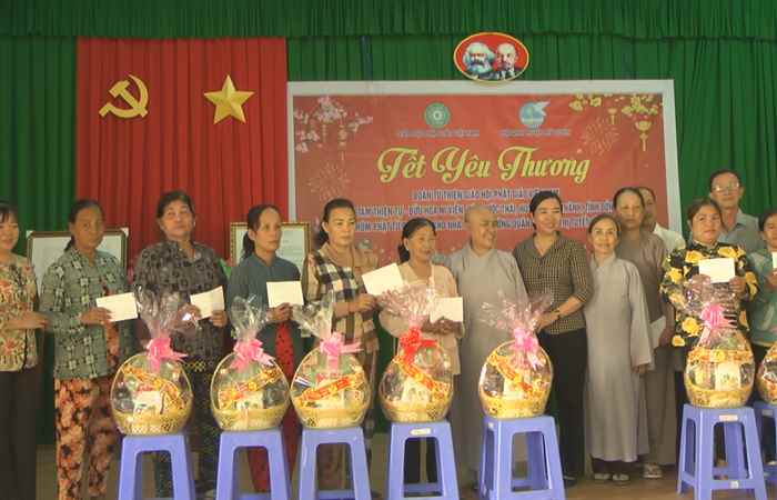 Mỹ Xuyên: Tặng quà cho hội viên Phụ nữ có hoàn cảnh khó khăn