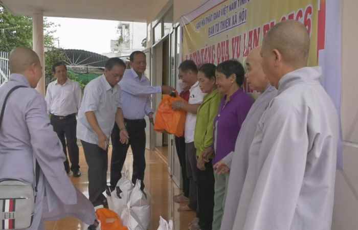 Chùa Hương Sơn Sóc Trăng tặng quà cho mẹ Việt Nam anh hùng nhân mùa Vu Lan 
