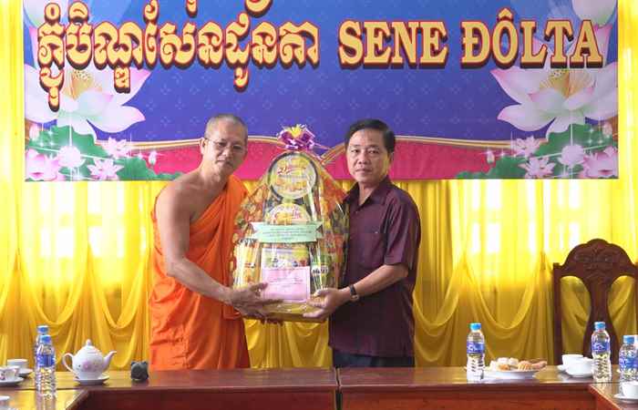 Lãnh đạo huyện Thạnh Trị thăm, tặng quà Chi Hội đoàn kết Sư sãi yêu nước của huyện 