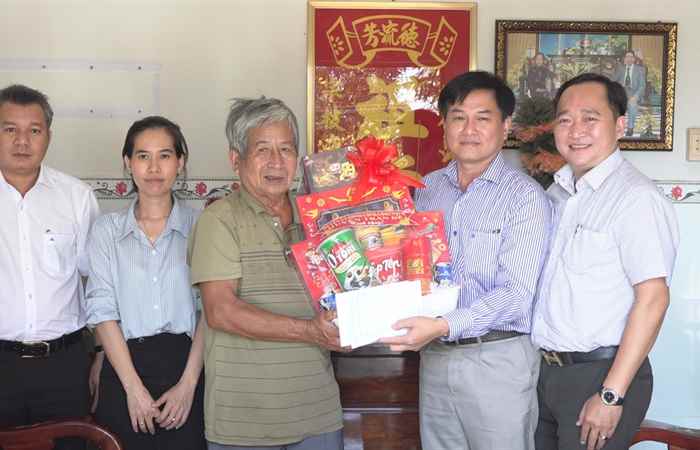 Trần Đề: Thăm, tặng quà Tết gia đình chính sách  