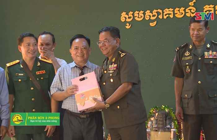 Thắm tình hữu nghị