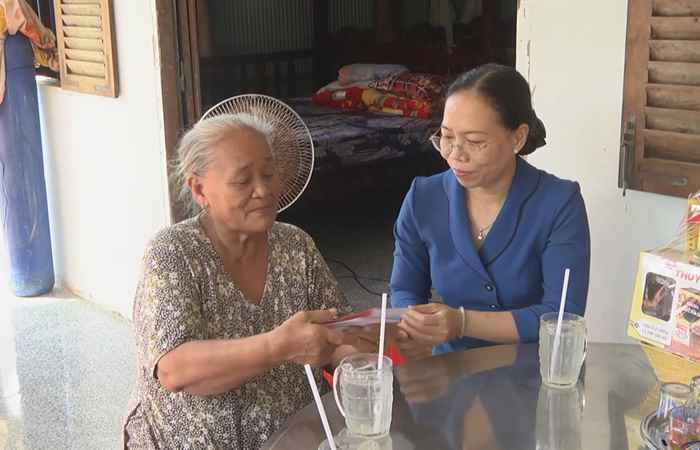 Cù Lao Dung: Thăm, tặng quà cho gia đình chính sách nhân ngày Thương binh - Liệt sĩ