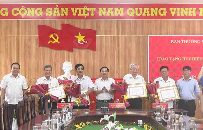 Thạnh Trị trao Huy hiệu Đảng đợt 19-5