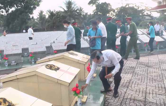 Thạnh Trị: Viếng Nghĩa trang tưởng nhớ Anh hùng Liệt sĩ 