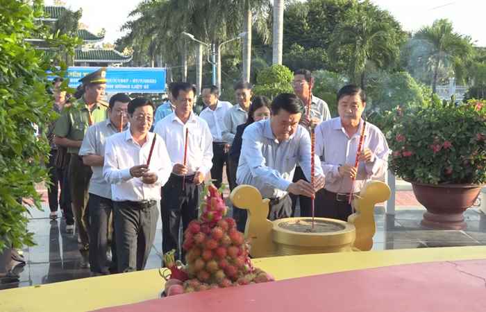 Long Phú: Thắp nến tri ân các Anh hùng - Liệt sĩ
