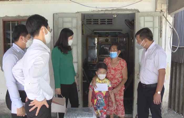 HĐND huyện Mỹ Tú tặng quà cho học sinh có cha mẹ mất vì dịch bệnh COVID-19