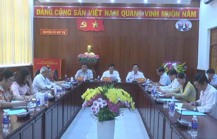 Mỹ Tú: Thường trực Huyện ủy làm việc định kỳ với cơ quan tham mưu giúp việc 