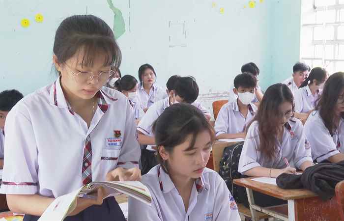 Tiếp bước em Bích Ngọc đến trường (22-04-2023)