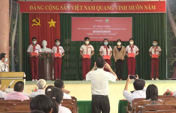 Viettel trao tặng Máy tính bảng cho học sinh có hoàn cảnh khó khăn TP. Sóc Trăng 