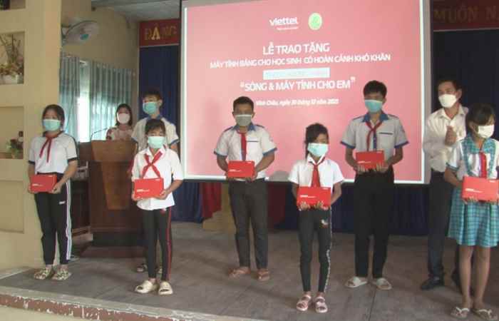 Viettel trao Máy tính bảng cho học sinh nghèo ở Vĩnh Châu