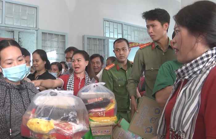 Trao quà cho các hộ dân có hoàn cảnh khó khăn tại xã Thuận Hòa, huyện Châu Thành
