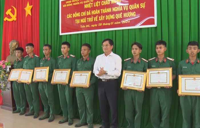 Huyện Trận Đề đón quân nhân hoàn thành nghĩa vụ quân sự về địa phương