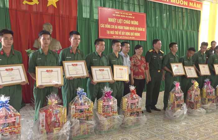 Ngã Năm đón nhận quân nhân xuất ngũ về địa phương  