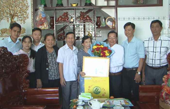 Huyện uỷ Long Phú đến nhà trao Huy hiệu Đảng cho đảng viên cao niên tuổi Đảng