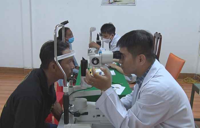 MTTQ Việt Nam tỉnh Sóc Trăng phối hợp khám mắt miễn phí cho người dân