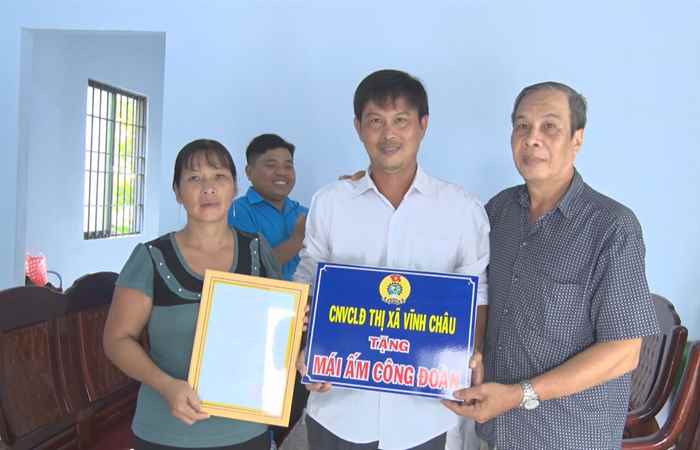 Vĩnh Châu: Bàn giao 2 căn nhà mái ấm Công đoàn cho gia đình đoàn viên  