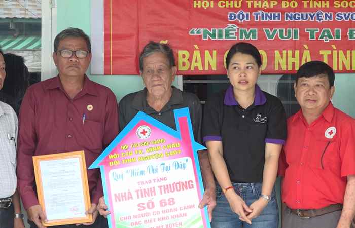 Mỹ Xuyên: Hội Chữ thập đỏ bàn giao nhà tình thương