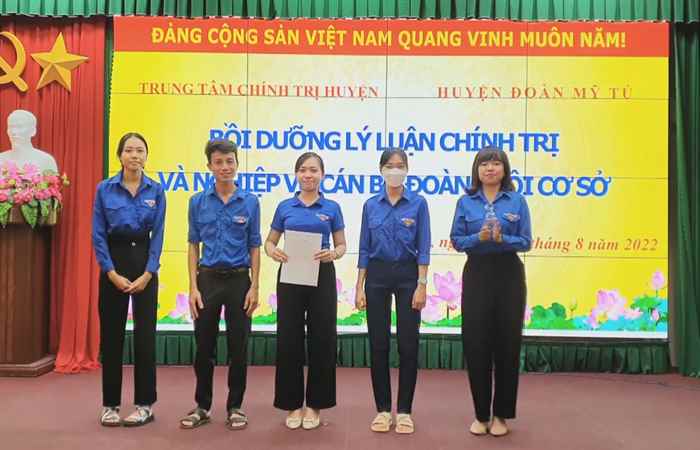 Mỹ Tú bồi dưỡng chính trị, nghiệp vụ cho cán bộ Đoàn - Hội 
