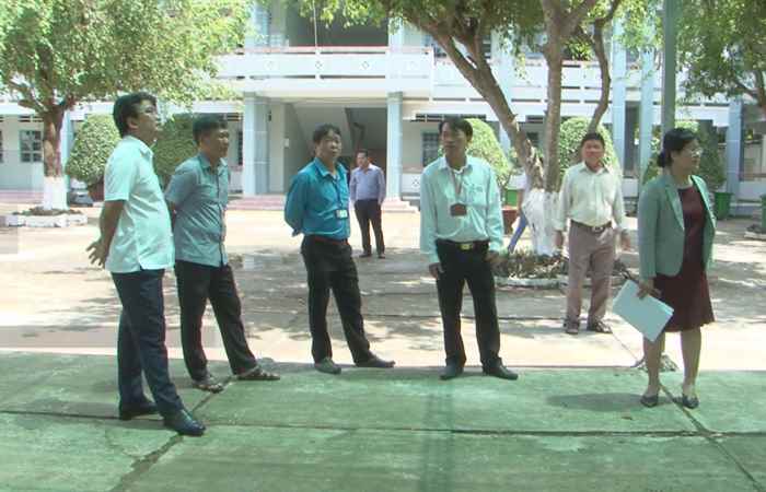 Bí thư Huyện ủy Long Phú kiểm tra công tác chuẩn bị khai giảng năm học mới