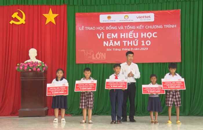 Trần Đề: Trao học bổng Chương trình “Vì em hiếu học”  