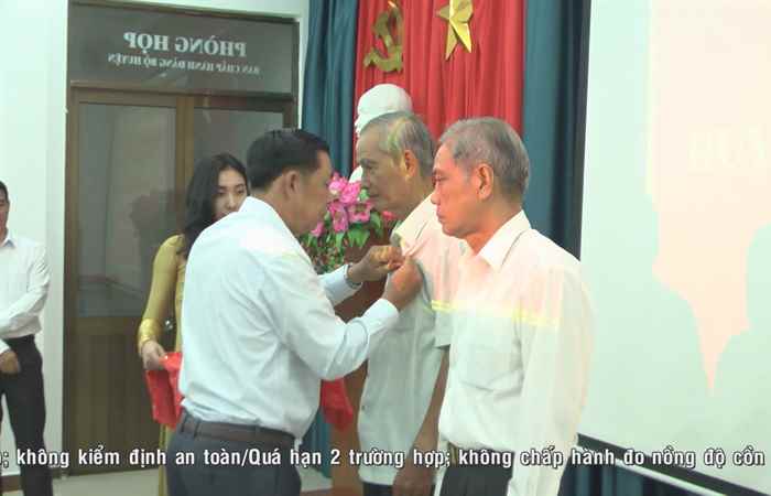 Huyện Kế Sách có 28 đảng viên nhận Huy hiệu Đảng đợt 3-2  

