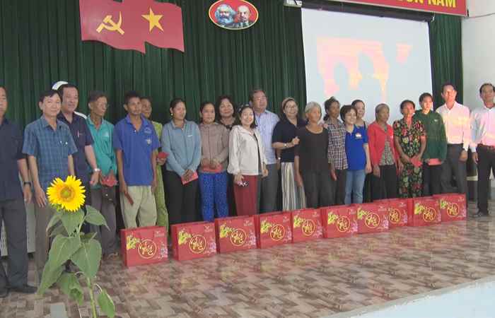 Sở Tài nguyên và Môi trường tỉnh tặng quà Tết cho hộ nghèo xã Vĩnh Hải
