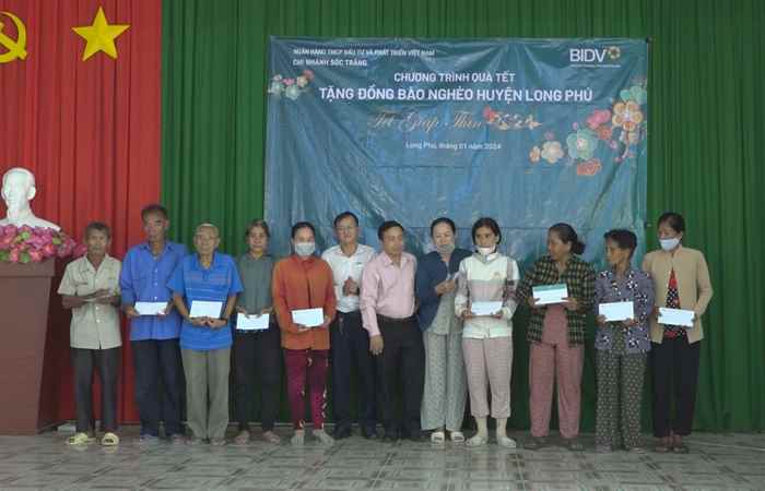 BIDV trao 260 phần quà Tết cho hộ nghèo huyện Long Phú