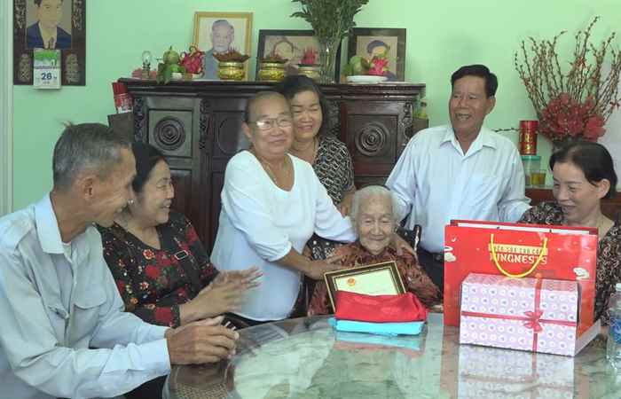 Long Phú: Hội Người cao tuổi Sóc Trăng chúc Tết, mừng thọ các cụ 100 tuổi  