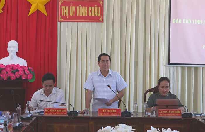 Bí thư Thị uỷ Vĩnh Châu nghe báo cáo tình hình thực hiện tín dụng chính sách xã hội trên địa bàn