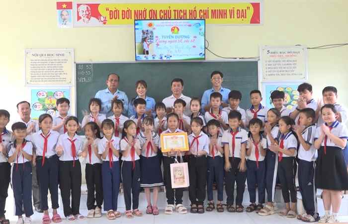 Mỹ Xuyên: Hội đồng Đội tuyên dương người tốt, việc tốt