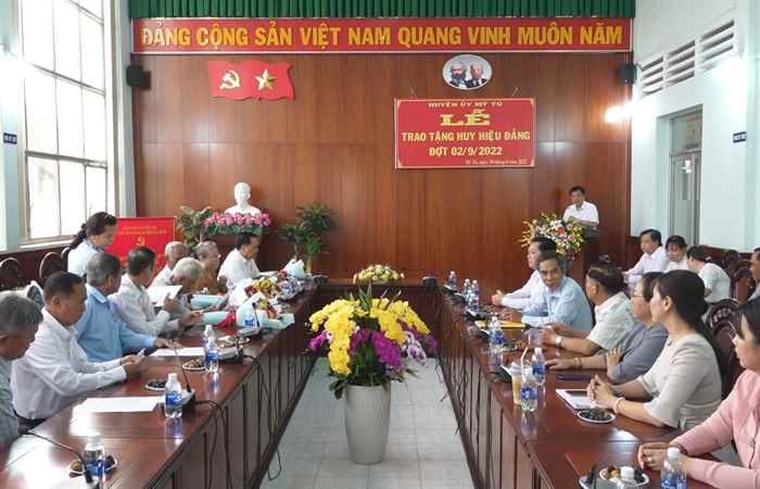Mỹ Tú trao Huy hiệu Đảng đợt 2-9