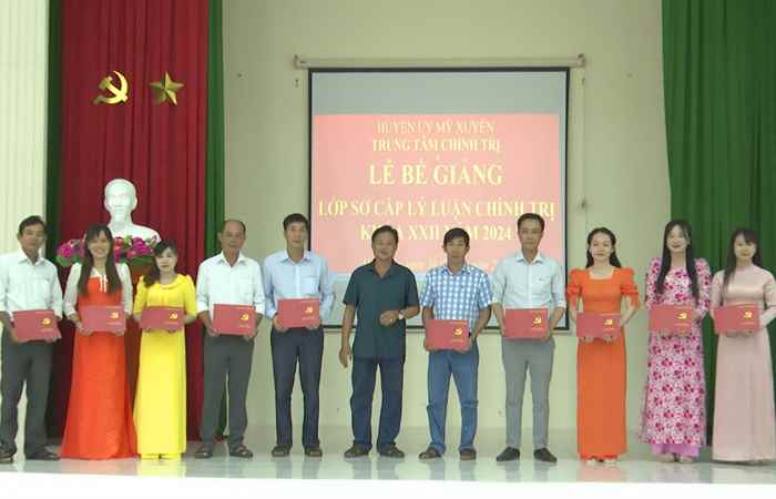Mỹ Xuyên: Bế giảng lớp Sơ cấp Lý luận Chính trị Khóa 22
