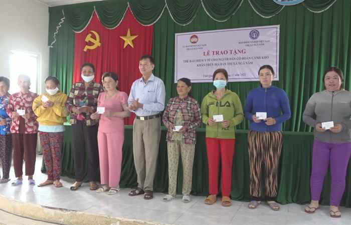 Ngã Năm trao tặng Thẻ Bảo hiểm y tế cho hộ nghèo