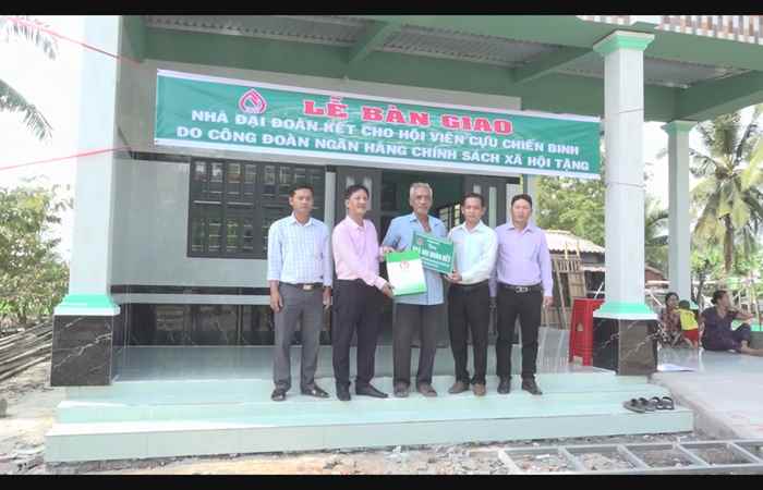 Ngã Năm bàn giao nhà Đại đoàn kết cho hội viên Cựu Chiến binh nghèo