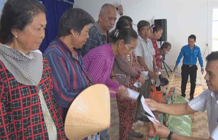 Vĩnh Châu: Trao tặng 400 phần quà cho hộ nghèo, hộ khó khăn xã Vĩnh Tân và Lai Hòa