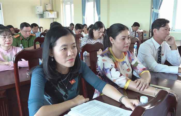 HĐND huyện Trần Đề xem xét các nội dung đầu tư công