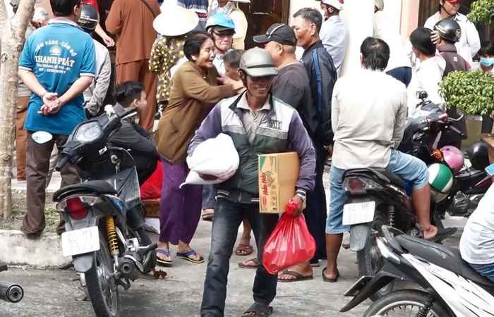 Hội CTĐ huyện Mỹ Tú phát quà cho người có hoàn cảnh khó khăn