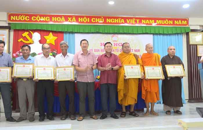 Mỹ Xuyên: Khen thưởng 6 tập thể, 14 cá nhân có thành tích trong công tác Mặt trận năm 2023