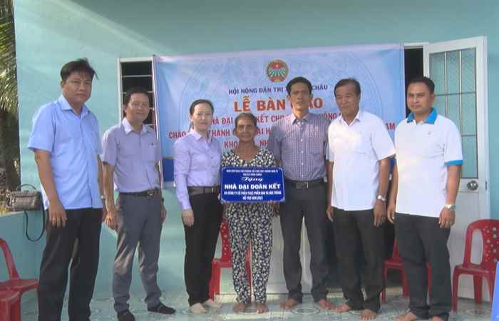 Vĩnh Châu bàn giao nhà đại đoàn kết cho hội viên nông dân có hoàn cảnh đặc biệt khó khăn