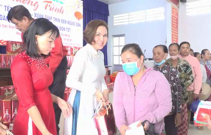 Hội Chữ thập đỏ tỉnh Sóc Trăng tặng 300 phần quà Tết cho hộ nghèo và gia đình chính sách