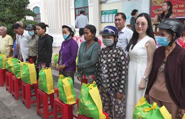 Hội đồng hương Sóc Trăng trao tặng 150 phần quà Tết cho hộ nghèo xã Mỹ Hương, Phú Mỹ
