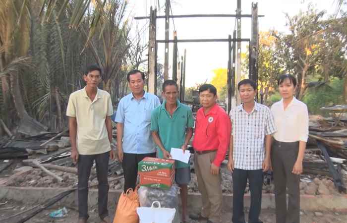 Lãnh đạo thị xã Vĩnh Châu thăm hỏi, tặng quà cho gia đình có nhà bị cháy
