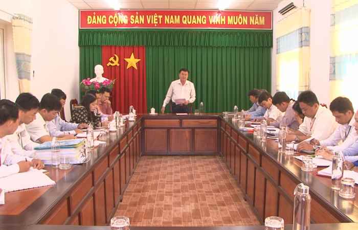 Bí thư huyện Long Phú kiểm tra công tác xây dựng Đảng ở xã Tân Thạnh và Tân Hưng