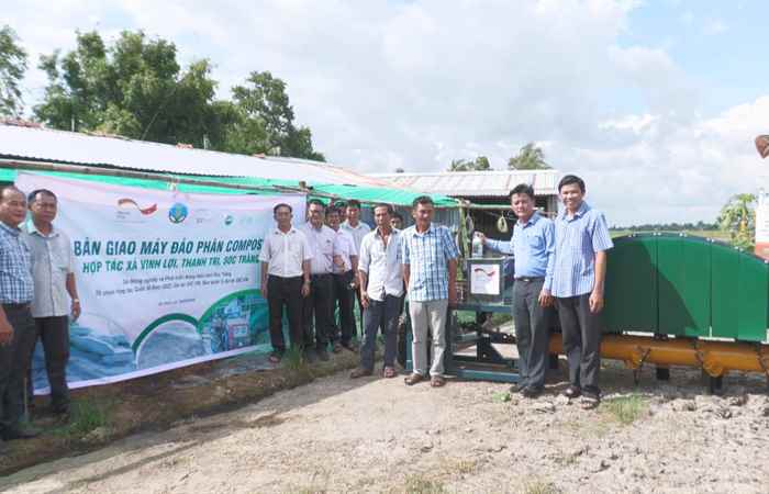 Thạnh Trị: Bàn giao máy đảo phân