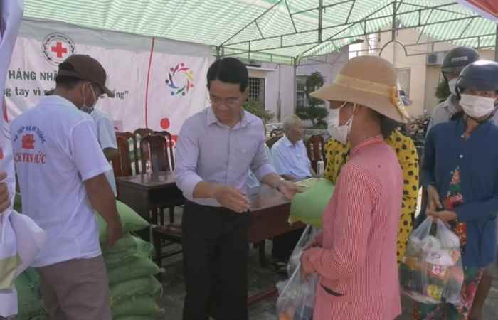 Phiên chợ không đồng của Hội Chữ Thập đỏ tại huyện Kế Sách 