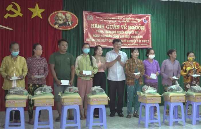 Ngã Năm: Hội nạn nhân chất độc da cam-dioxin tỉnh tặng quà cho hộ nghèo và người khuyết tật