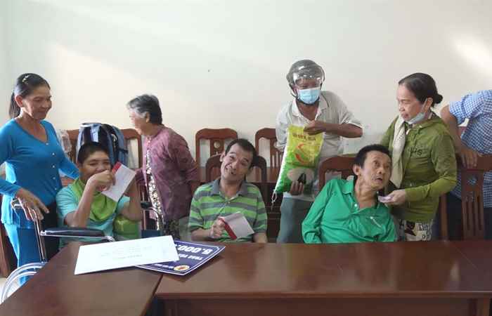 Mỹ Tú: Hội nạn nhân chất độc da cam-Dioxin tặng quà cho nhạn nhân da cam và người khuyết tật