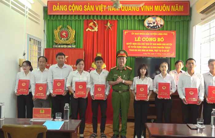 Long Phú trao Quyết định tuyển dụng công an xã bán chuyên trách