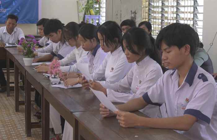 Chi bộ trường THPT Phú Tâm, huyện Châu Thành tổ chức lễ kếp nạp Đảng cho học Sinh